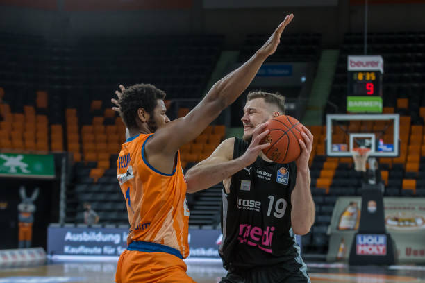 以西班牙为 以西班牙为